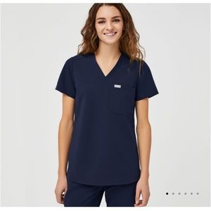 FIGS Catarina one pocket scrub top (small)